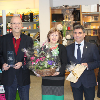 Herr Weinert, Bürgermeister der Gemeinde Hartmannsdorf, gratuliert der Geschäftsleitung der Schmaus GmbH zum Titel "Fachhändler des Jahres 2016".